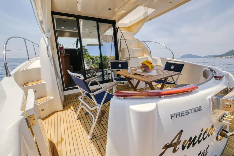 Aft deck table of the Prestige 440 Amica