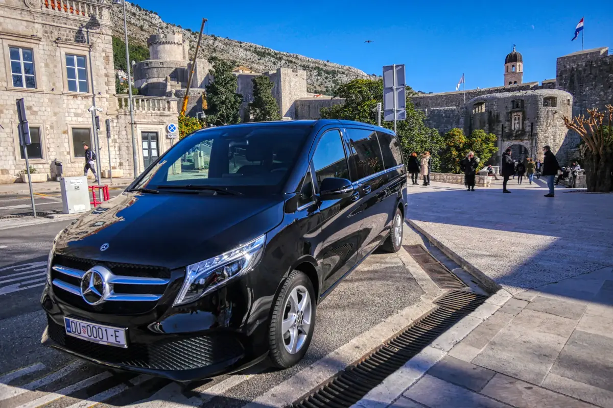 Mercedes V-klasa čeka ispred staroga grada Dubrovnika