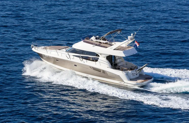 Jeanneau Prestige 440 Fly at speed