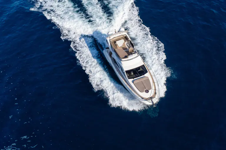 Azimut 43 Fly at speed from above