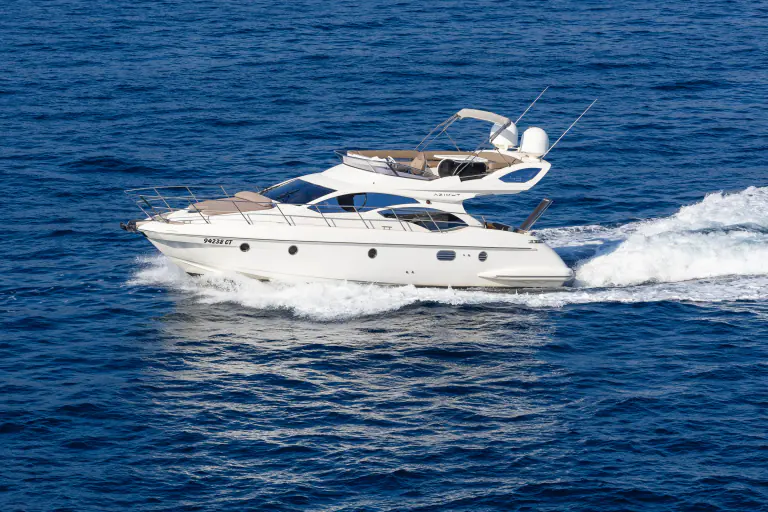 Azimut 43 Fly cruising on deep blue water