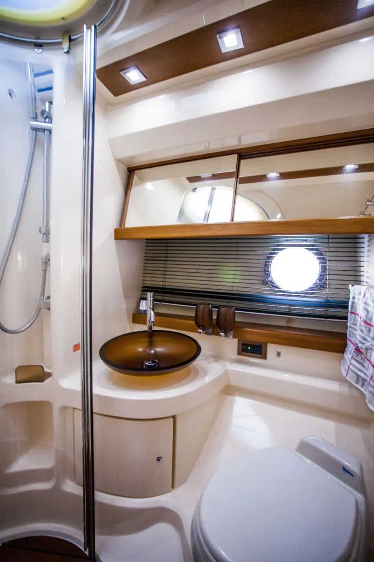 Bathroom on the Azimut 43 Fly