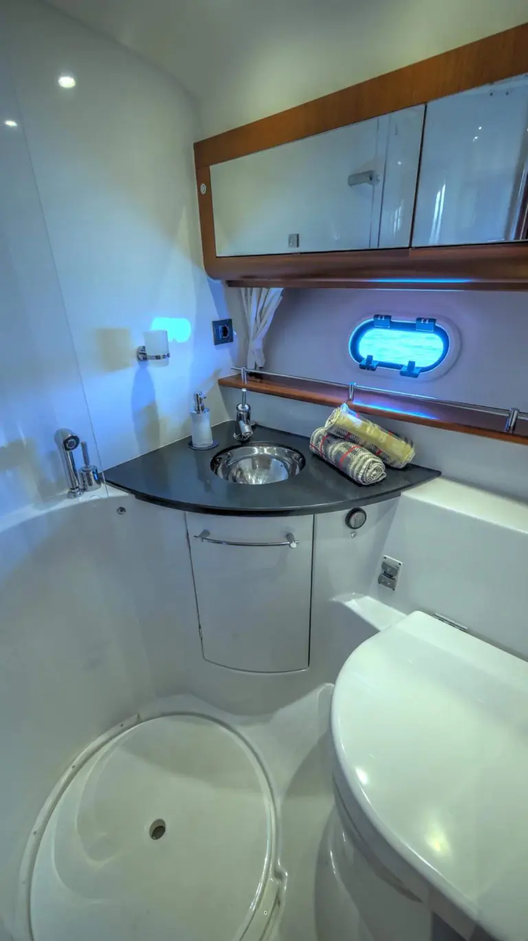 Bathroom on the Jeanneau Prestige 440