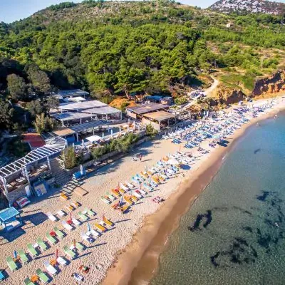 Pješčana plaža s ležaljkama i bistrim plićakom na Elafitskim otocima
