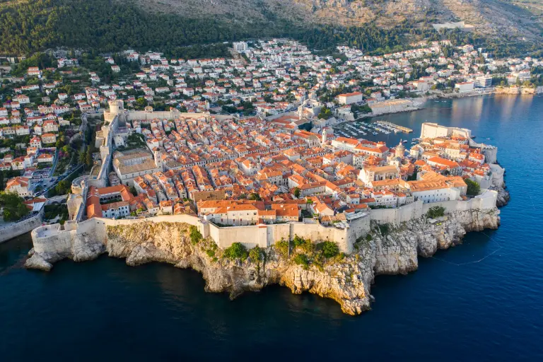 Stari grad Dubrovnik i gradske zidine odozgo