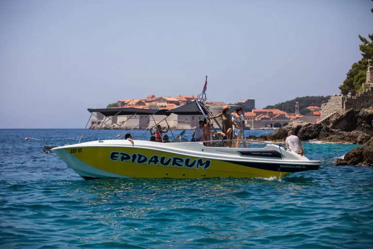Excursion 34 (2022) with guests by the Old Town