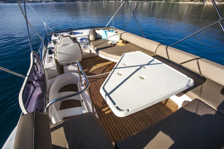 Flybridge of the Azimut 43 Fly with seating and helm