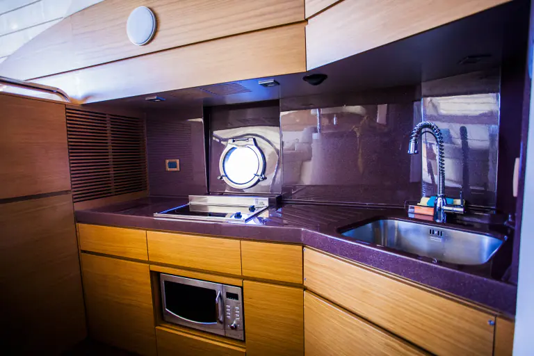 Galley of the Azimut 43 Fly