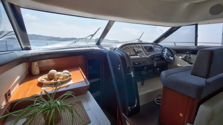 Helm and salon of the Jeanneau Prestige 440 Fly