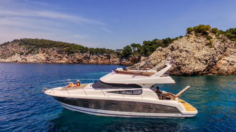 Jeanneau Prestige 440 Amica anchored by the cliffs