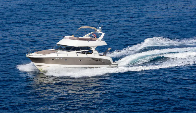 Jeanneau Prestige 440 Fly cruising at speed