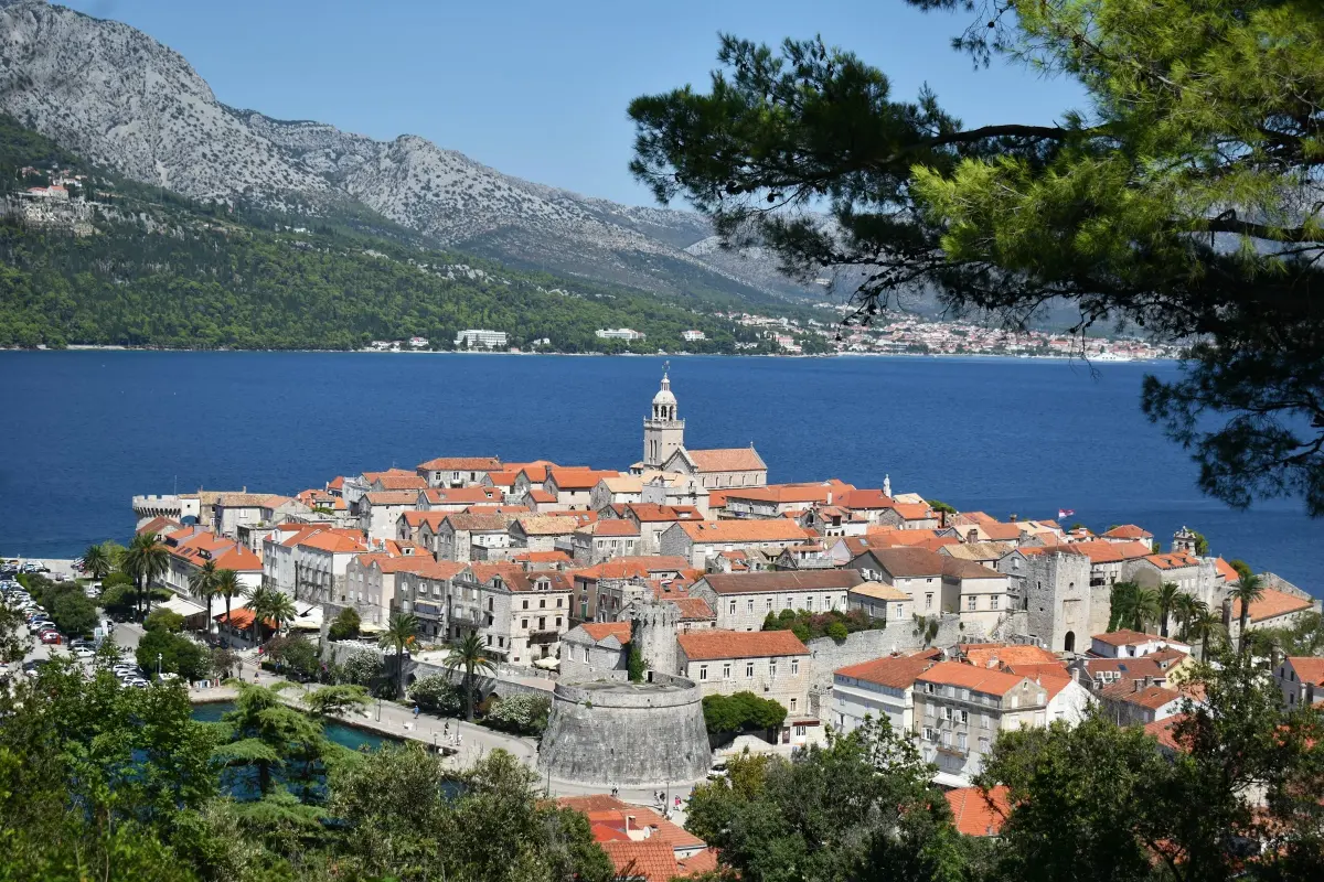 Stari grad Korčula s obližnjeg brda