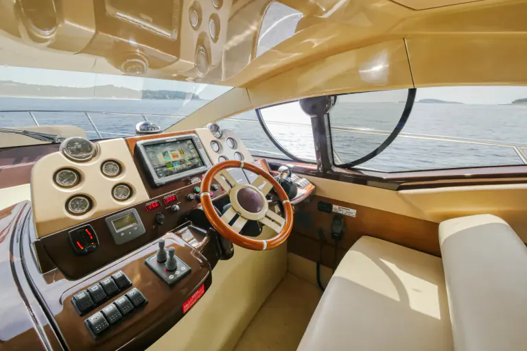 Lower helm of the Azimut 43 Fly