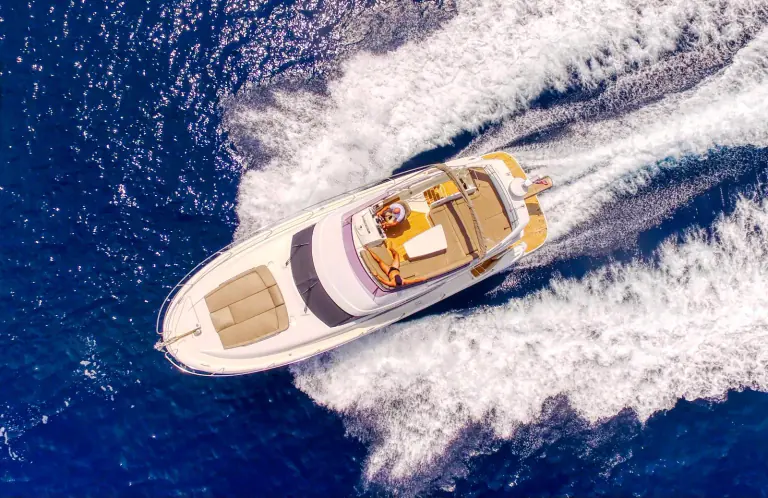 Prestige 440 Amica at speed from above