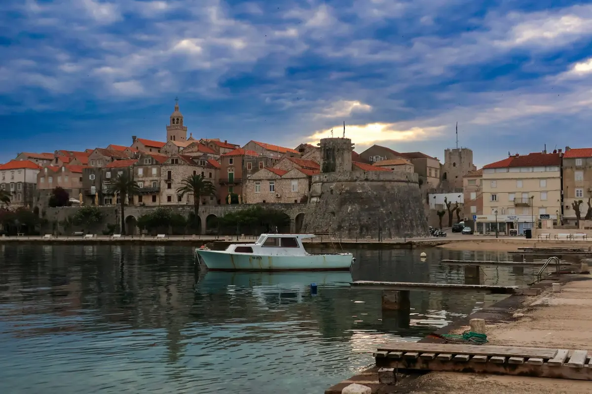 Zidine staroga grada Korčule iz luke