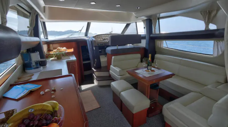 Salon and dinette of the Prestige 440
