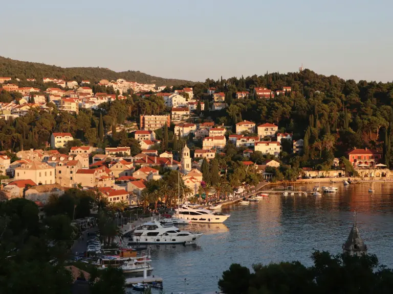 Luka i stari grad Cavtat u zlatni sat