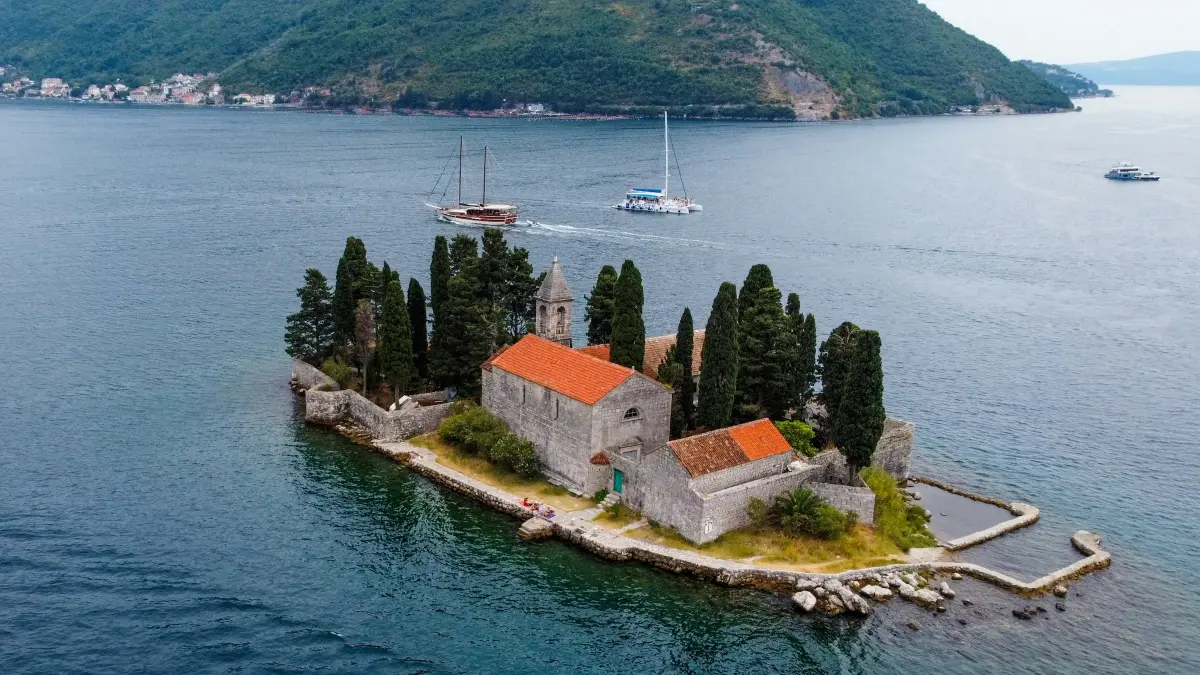 Otočić Sveti Đorđe i jedrilice u prolazu