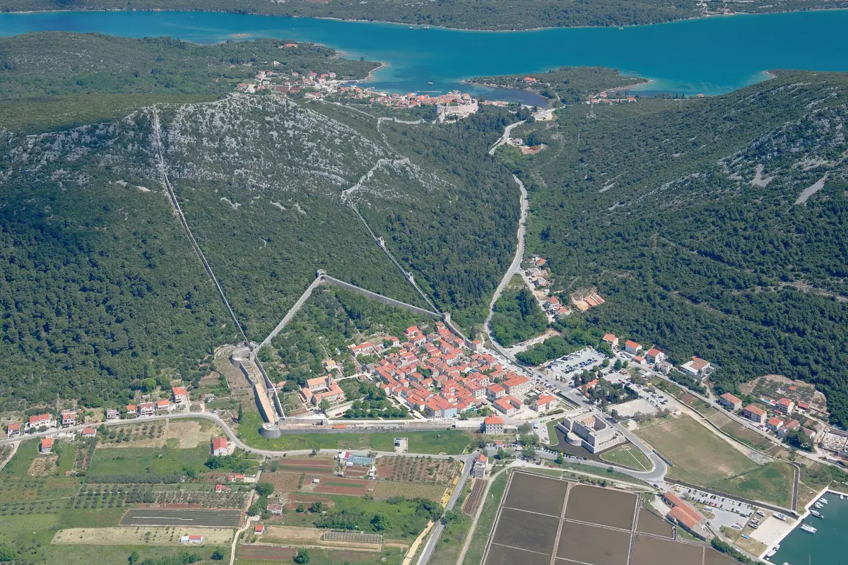 Ston iz zraka sa srednjovjekovnim zidinama i solanom