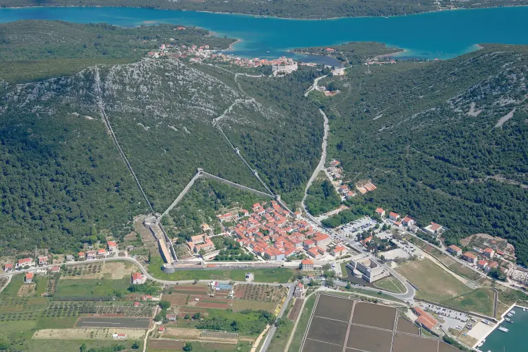 Ston iz zraka sa srednjovjekovnim zidinama i solanom